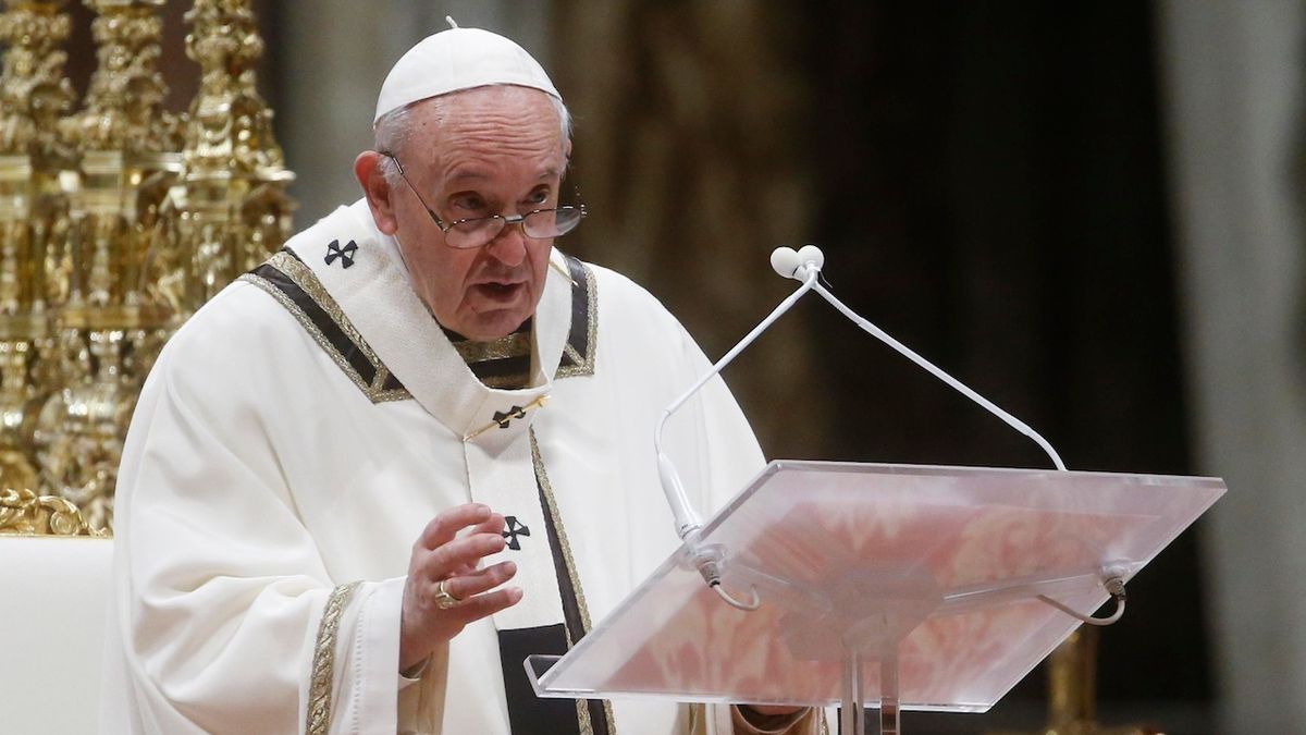 Papež odsloužil ve Vatikánu vánoční mši. Kvůli covidu byla znovu před půlnocí